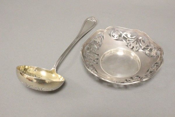 CUILLÈRE A SAUPOUDRER en argent et vermeil,...