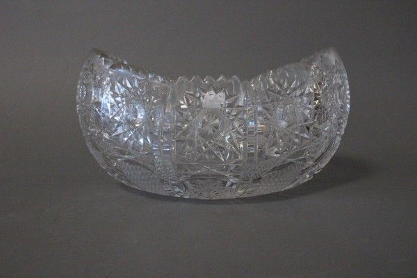 COUPE ovale en cristal taillé en pointes...