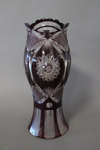 VASE de forme balustre en cristal taillé...
