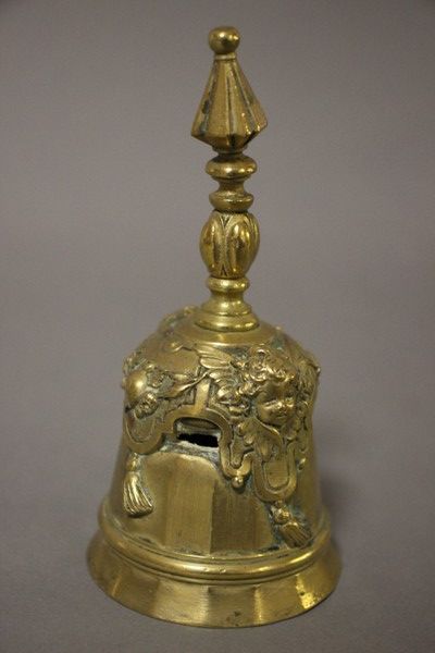 CLOCHE DE TABLE en bronze  décor d'angelots,...
