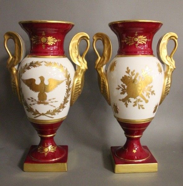 PAIRE DE VASES de forme balustre en porcelaine...