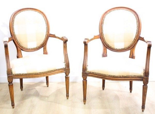 PAIRE DE FAUTEUILS à dossier médaillon cabriolet...