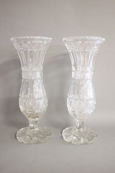 PAIRE DE HAUTS VASES balustres en verre taillé...