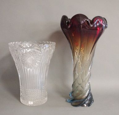 VASE de forme corole en verre moulé teinté...