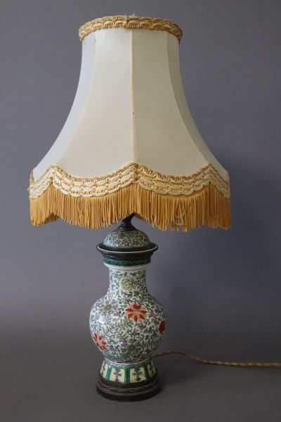 LAMPE avec pied formé d'un vase balustre...