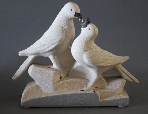 GROUPE en faïence émaillée gris et blanc...