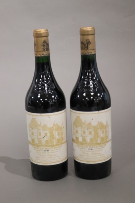 2 Blles CH. HAUT BRION Graves 1er GCC 19...