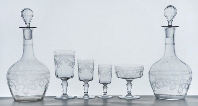 PARTIE DE SERVICE DE VERRES à pied en cristal...