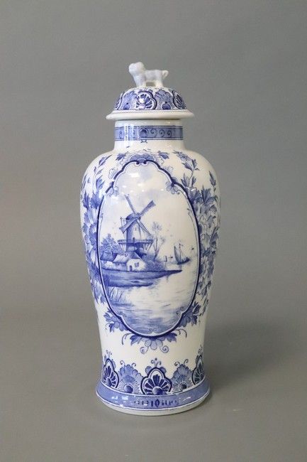 VASE COUVERT de forme balustre en Delft à...