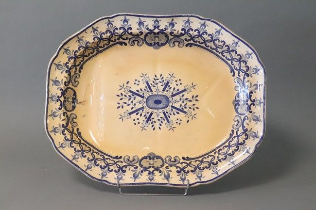 SAUCIERE en faïence émaillée à décor de lambrequins...