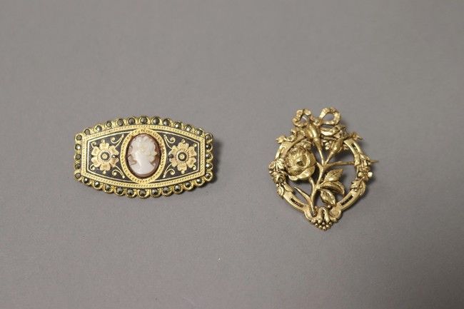 DEUX BROCHES anciennes en métal doré, camée...