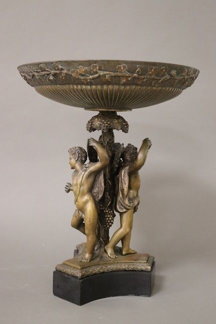 GRANDE COUPE ronde en bronze doré et ciselé...
