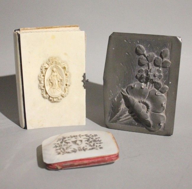 TROIS OBJETS DE VITRINE :