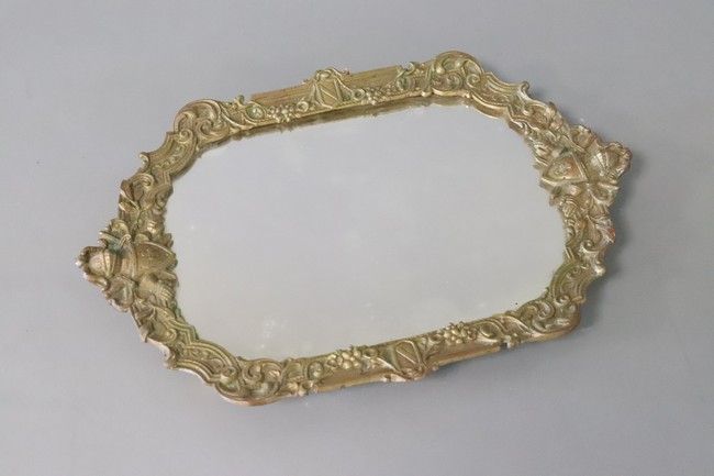 MIROIR de forme rectangulaire monté en plateau...
