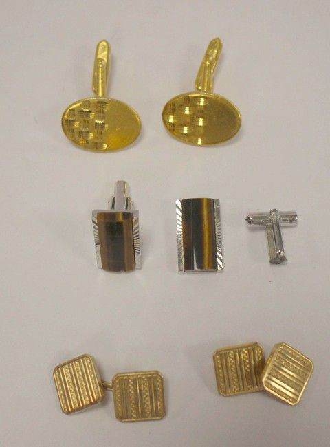 TROIS PAIRES DE BOUTONS DE MANCHETTES en...