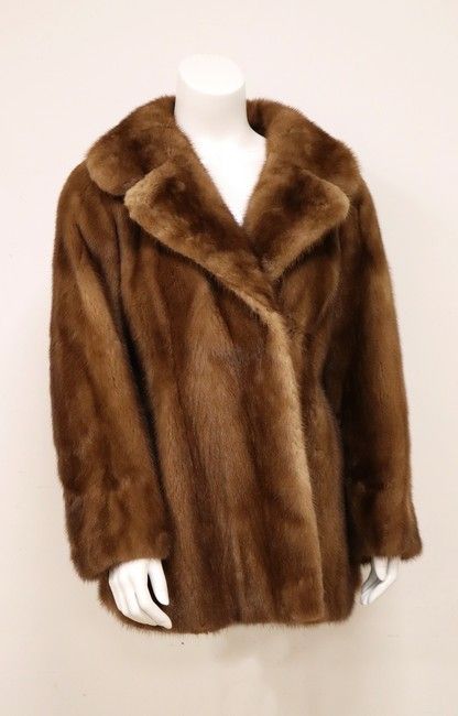 VESTE COURTE en vison brun clair  à col retourné,...