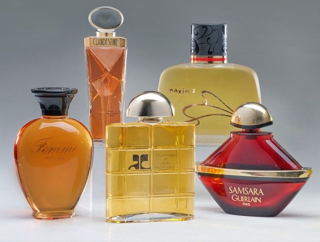CINQ GRANDS FLACONS DE PARFUM et son liquide...