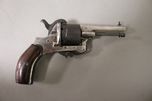 REVOLVER à broche, six coups.