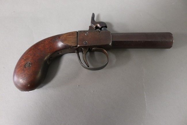 PISTOLET à coffre à percussion.
