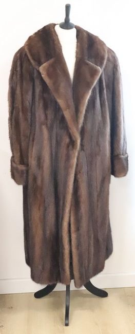 MANTEAU long en vison brun, à large col veste,...