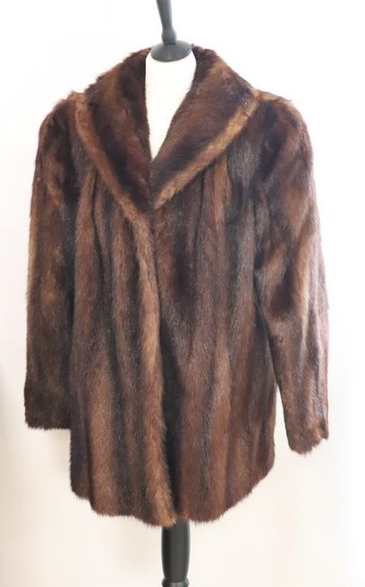 MANTEAU court en vison brun, à large col,...