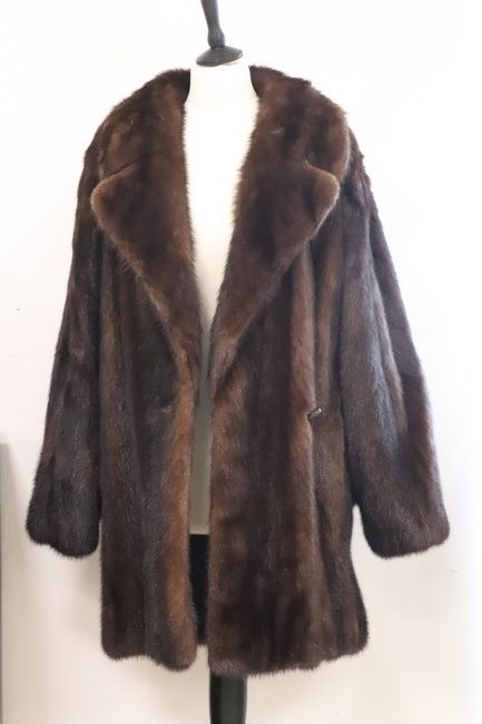 MANTEAU court en vison brun, à large col,...