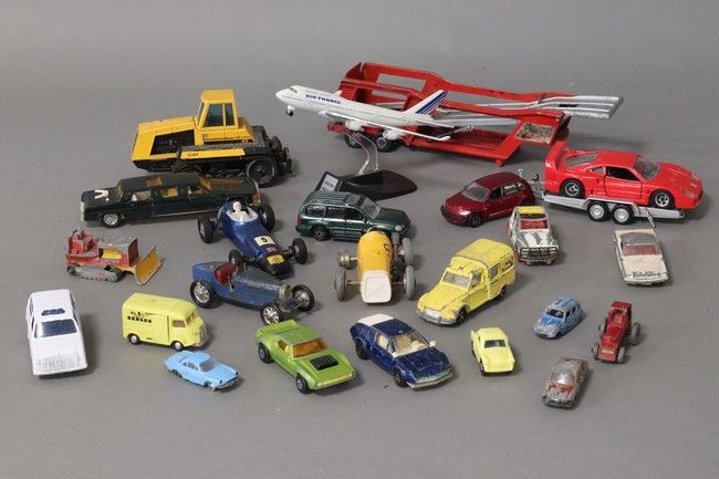 24 VEHICULES divers: avion, voiture de course,...