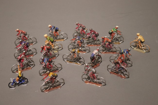 DIX HUIT CYCLISTES en étain peint polych...