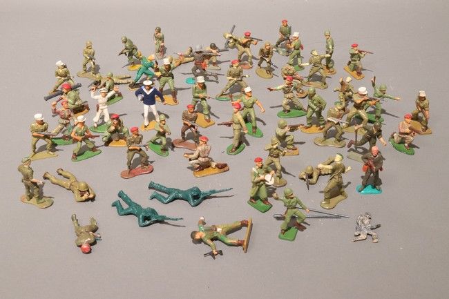 DIVERS SOLDATS en plastique polychrome.