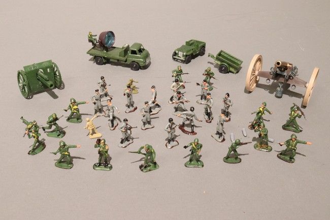 ENSEMBLE DE SOLDATS en plastique polychrome,...