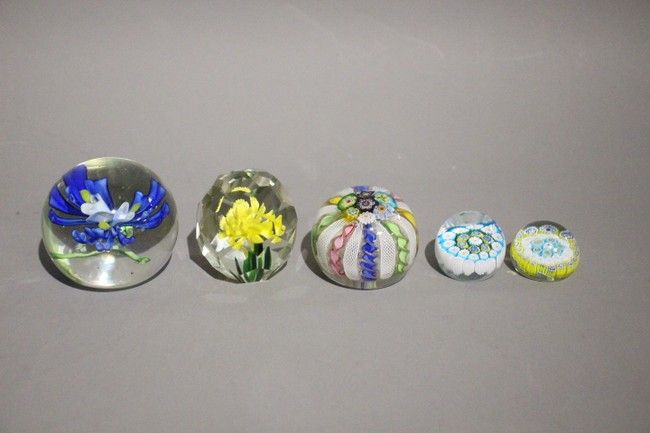 CINQ PRESSE-PAPIERS boules en sulfure à décor...