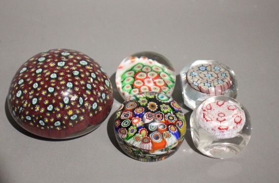 CINQ PRESSE-PAPIERS boules en sulfure à décor...