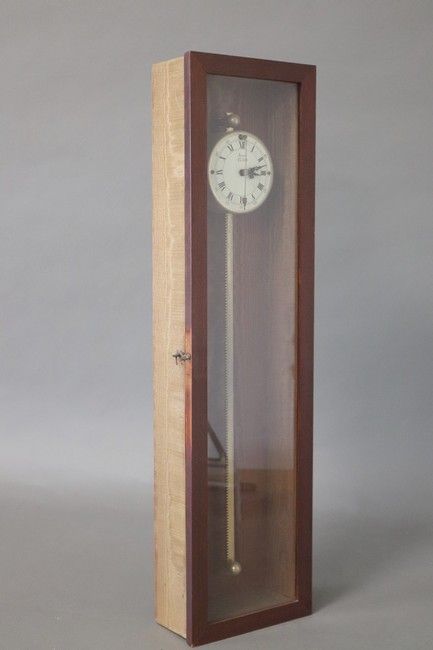 PENDULE à long balancier en laiton doré et...