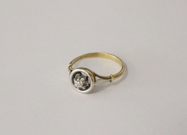 BAGUE à chaton ajouré en or jaune (750) sertie...