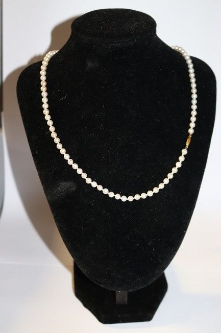 COLLIER de perles choker, fermoir en or jaune...