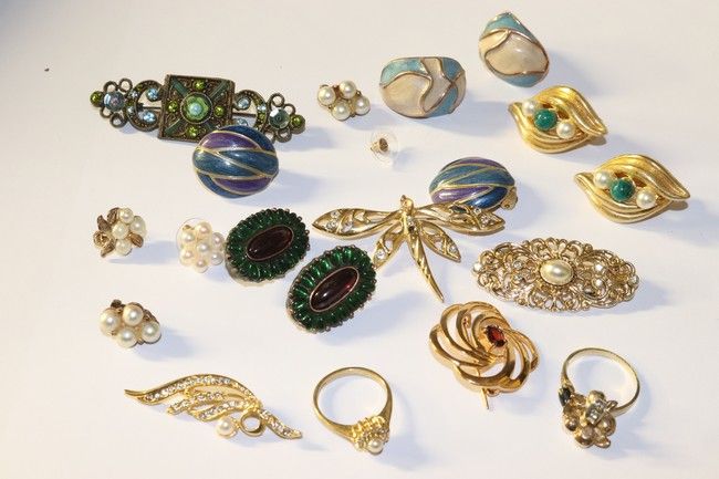 LOT DE BIJOUX FANTAISIES comprenant : 6 paires...