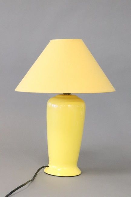 PIED DE LAMPE en faïence jaune.