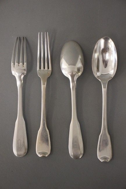 DEUX COUVERTS DE NAISSANCE en argent (950)...