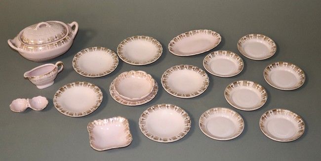 DINETTE DE POUPEE en porcelaine rose à bords...