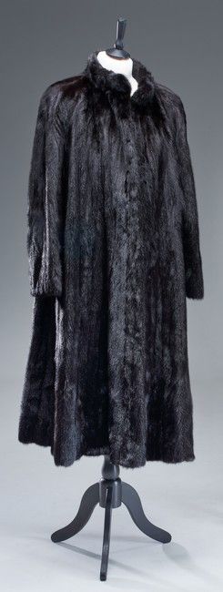 MANTEAU LONG en vison noir, fermeture à trois...
