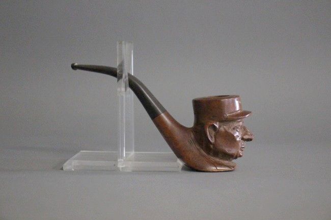 PIPE en bois exotique sculpté représentant...