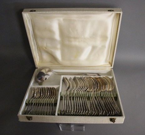 MENAGERE en métal argenté modèle rocaille,...