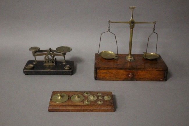 ENSEMBLE comprenant deux pèse-lettres en...