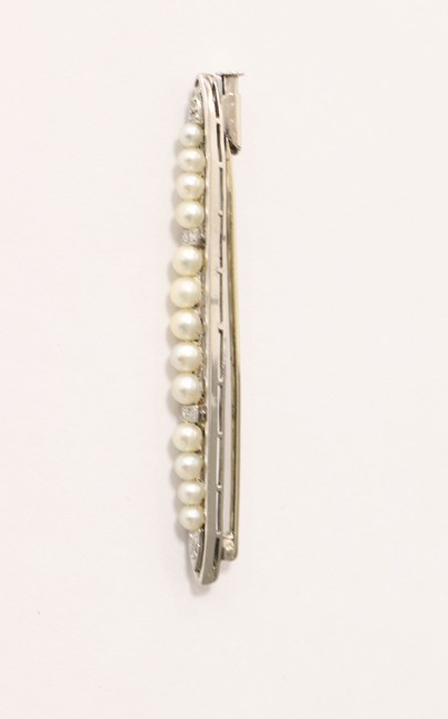 PETITE BROCHE barrette en or gris (750) sertie...