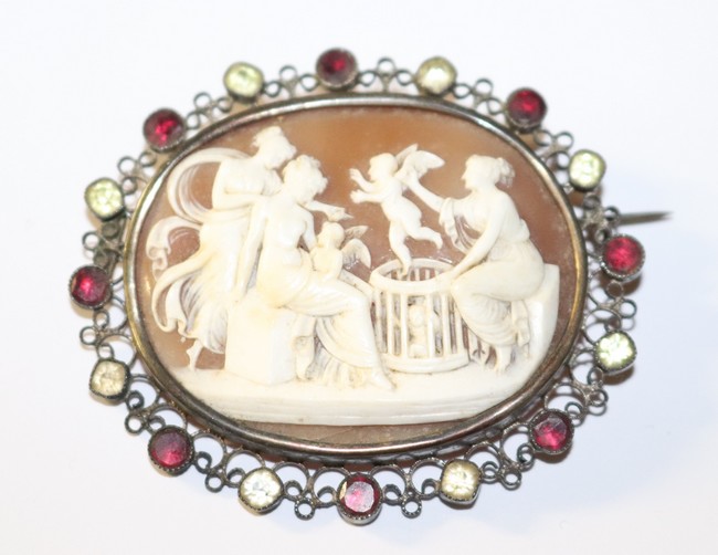 BROCHE ovale en argent (950) ornée d'un camée...