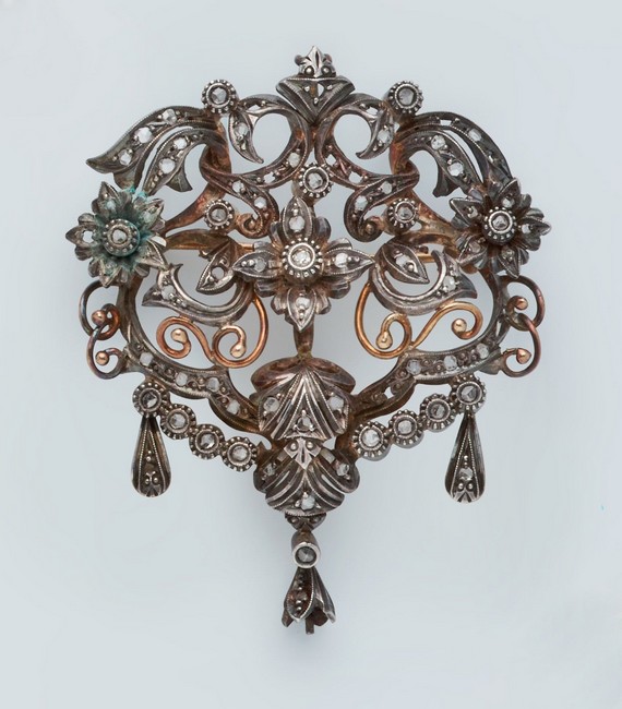 BROCHE en or (750) et argent (950) à décor...