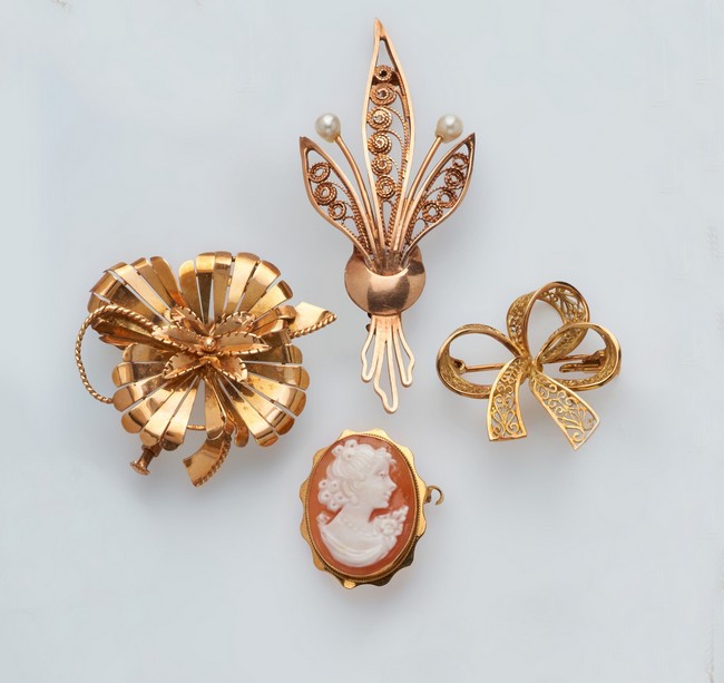 ENSEMBLE DE TROIS BROCHES en or (750) dont...
