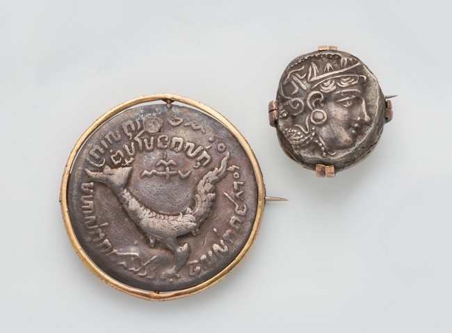 DEUX MONNAIES montées en broches, soit :