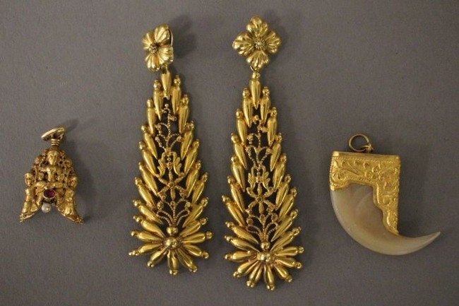 QUATRE PENDENTIFS en or jaune (750) comp...