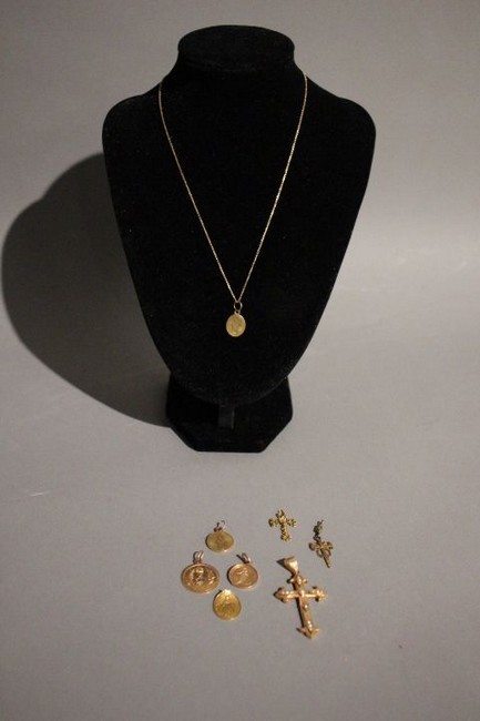 LOT DE BIJOUX en or (750) comprenant: